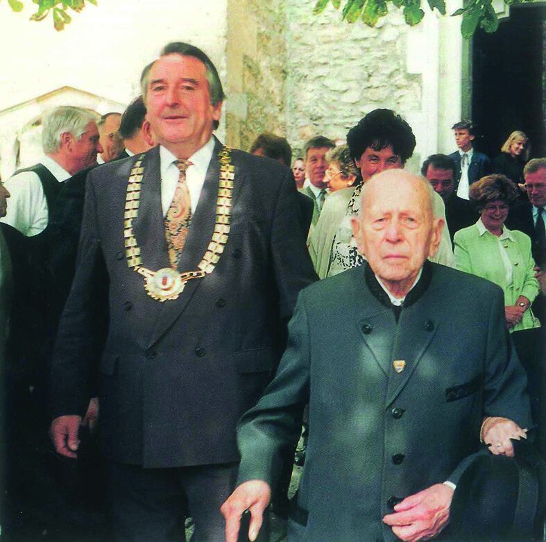 Karl Stingl, Altbürgermeister von Mödling (rechts), mit seinem Nachfolger Herbert Lowatschek.