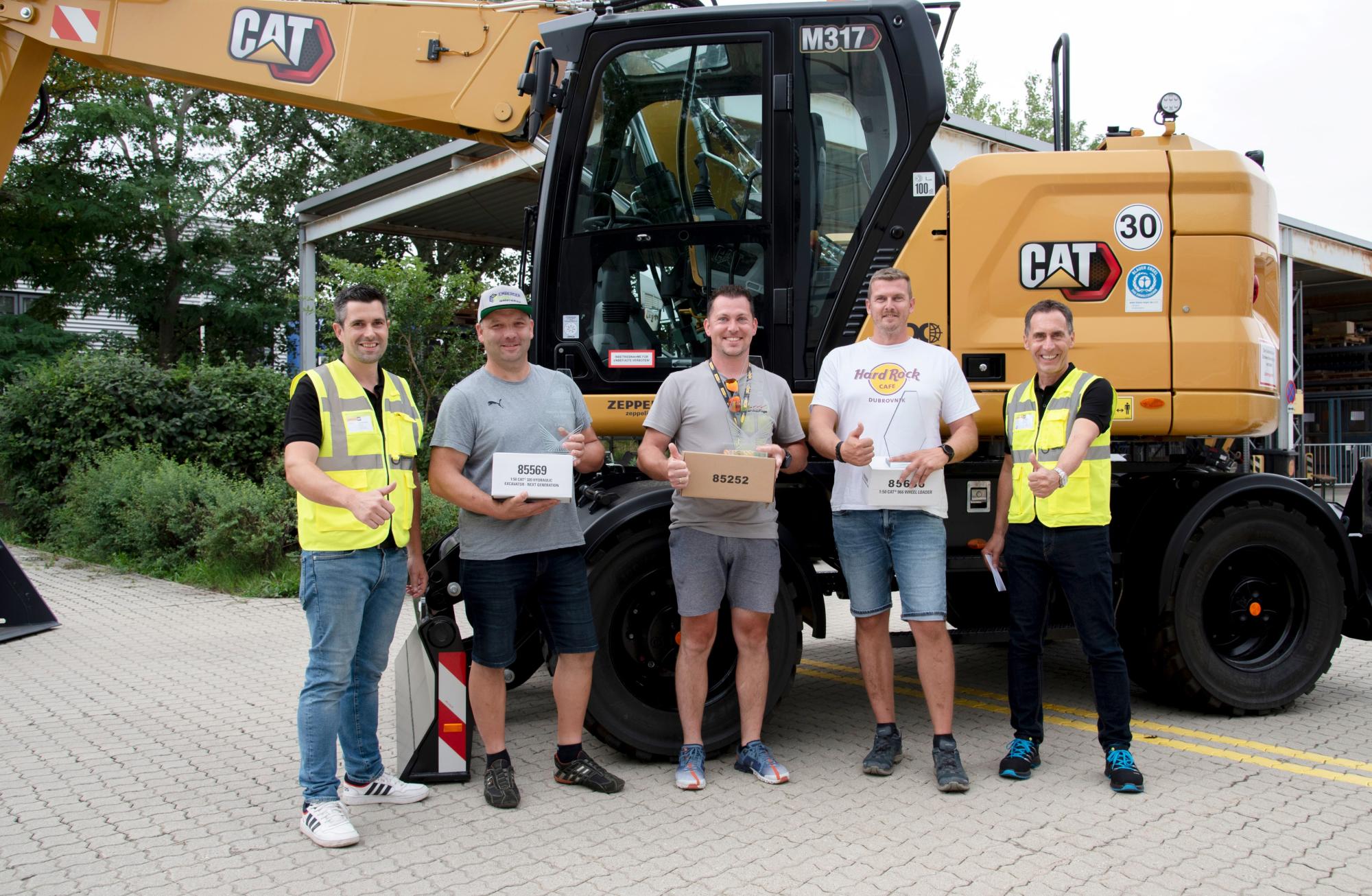 Serviceleiter Franz Nossek, Bernhard Kahrer, Markus Schipflinger, Johannes Müller, Zeppelin Österreich Niederlassungsleiter Günter Vollmann.