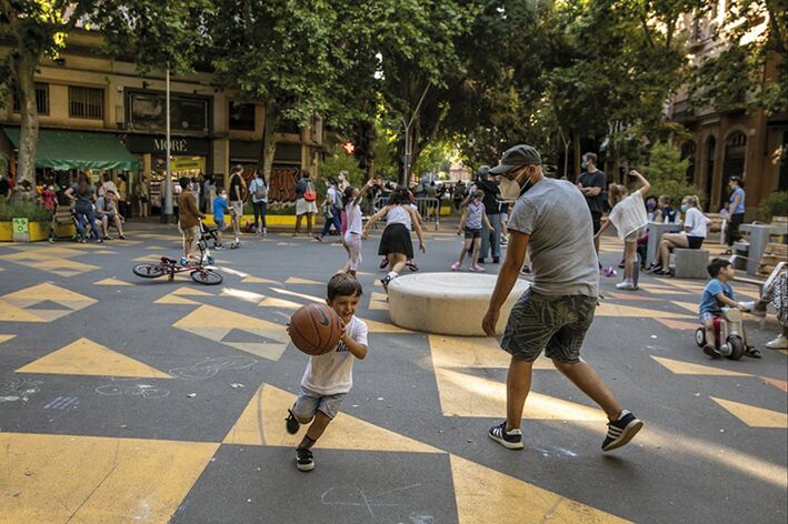 Eine der verkehrsberuhigten Zonen in den Superblocks von Barcelona.