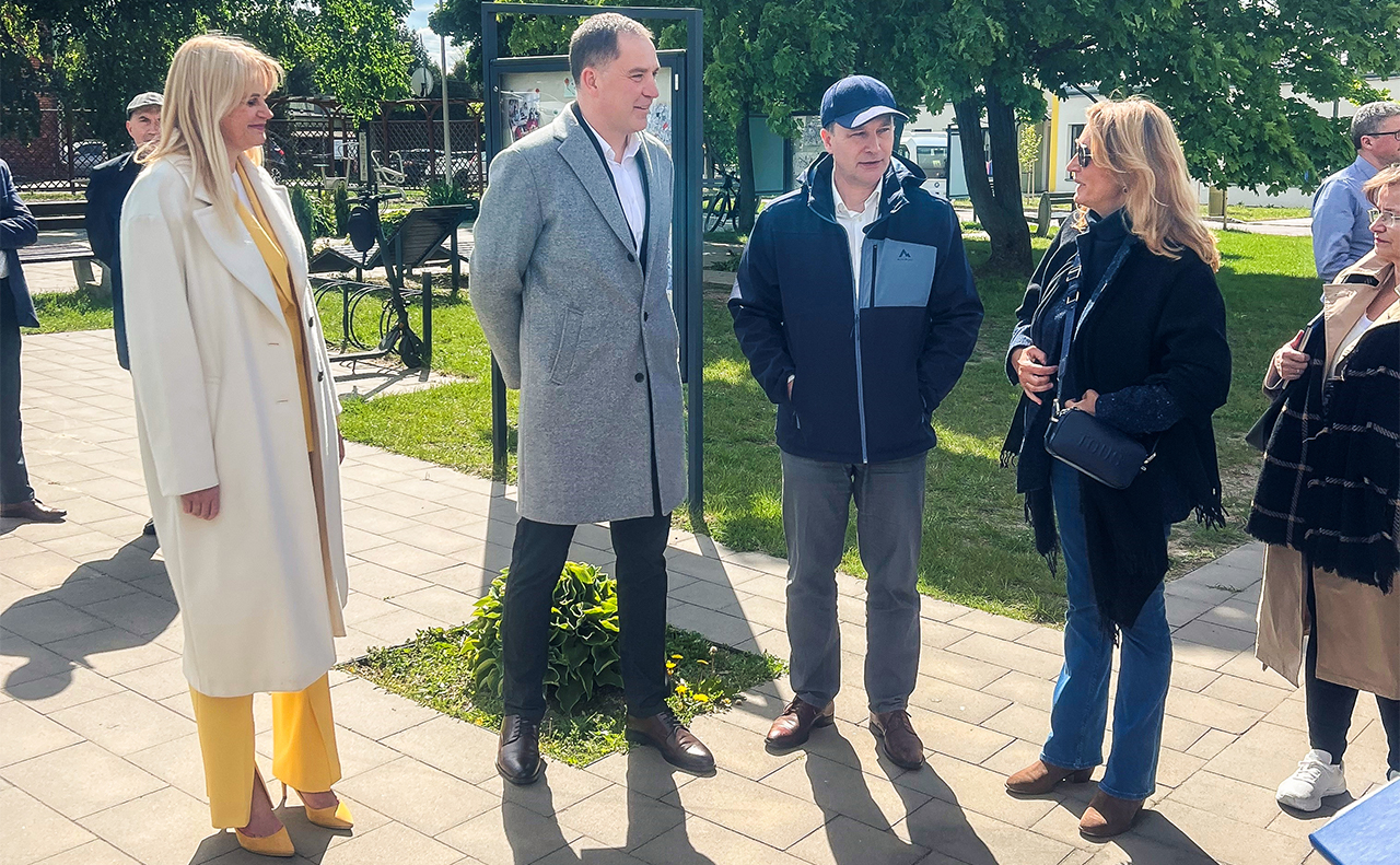 Gemeindebund-Chef Hannes Pressl im Gespräch mit Bürgermeister Artur Jankowski aus der Gemeinde Radziejowice in der Woiwodschaft Masowien sowie ≥ links im Gespräch mit Bürgermeister
