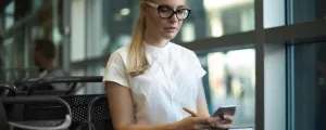 Frau mit Smartphone