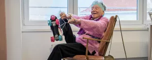 alte Frau mit Rollschuhen