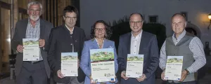 Bauhofmitarbeiter Peter Feichtner, Bürgermeister Josef Hohenwarter (Weißbach bei Lofer), Landesrätin Daniela Gutschi, Bürgermeister Herbert Walkner (St. Koloman) und Vizebürgermeister Rupert Hufnagl / Göming).