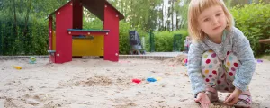 Kind in einer Sandkiste