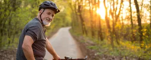 älterer Mann beim Radfahren