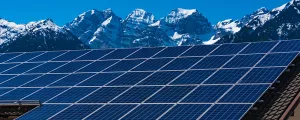 Solarpanele mit Bergblick