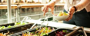 Salatbuffet in einer Kantine