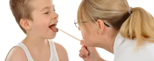 Schulärztin untersucht Kind