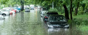 Autos während einer Überschwemmung