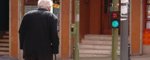 Alter Mann an einer Ampel