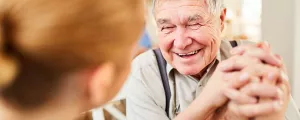 Pflegerin und alter Mann