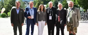 Kommunalkredit-Chef Bernd Fislage, Gemeindebund-Vizepräsident Erwin Dirnberger, Staatssekretärin Claudia Plakolm, Kardinal Christoph Schönborn, Als-Bundeskanzler Wolfgang Schüssel und der Bad Ausseer Bürgermeister Franz Frosch.
