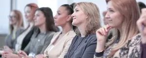 Frauen bei einer Veranstaltung