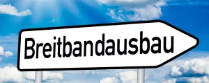 Schild mit Breitbandausbau und Schneckentempo