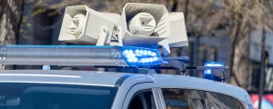 Polizeiauto mit Lautsprechern