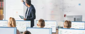 Schüler mit Computern