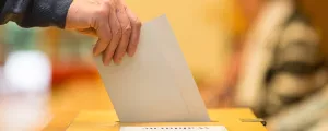 Stimmzettel in Wahlurne