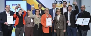 Landeshauptfrau  Johanna Mikl-Leitner und die gemdat-Geschäftsführer Markus Wollner und Leopold Kitir (hinten) mit den Siegergemeinden aller drei Kategorien.