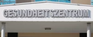 Gebäude mit Aufschrift "Gesundheitszentrum"