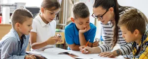 Lehrerin mit Schülern