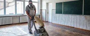 Fußboden in einer Schule wird geschliffen