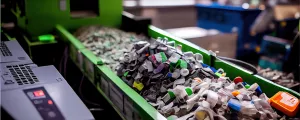 Förderband mit Plastikmüll