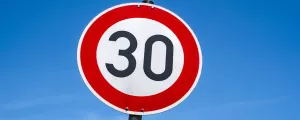 Verkehrsschild mit 30-km/h-Begrenzung