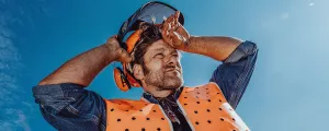 Arbeiter in Sicherheitskleidung schwitzt in der Sonne