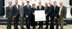 Landesrat Martin Zauner (Salzburg), Landesrat Heinrich Dorner (Burgenland), Landesrat Marco Tittler (Vorarlberg), LH-Stv. Martin Gruber (Kärnten), Landesrätin Ursula Lackner (Steiermark), Landesrat Markus Achleitner (Oberösterreich), LH-Stv. Josef Geisler (Tirol), LH-Stv. Stephan Pernkopf (Niederösterreich), Thomas Madreiter (Planungsdirektor Wien, in Vertretung von Stadträtin Ulli Sima) und Präsident Hannes Pressl (Österreichischer Gemeindebund).
