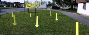 Im Rahmen der Hohenemser Landschaftsreinigung 2024 werden in der Innenstadt gelbe Pfeile zu sehen sein, die Littering thematisieren. 