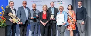 Mauthausen wurde mit dem Mobilitätswochenpreis in der Kategorie „Städte und Gemeinden unter 10.000 Einwohner“ ausgezeichnet: Im Bild Bundesministerin Leonore Gewessler mit Michael Diesel, Anita Peters, Michael Nendwich, Alexander Wacek und anderen.