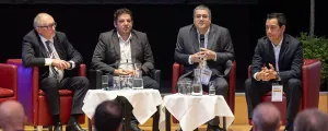 Andreas Kettenhuber (Kommunal-Kredit), Andreas Schneemann (Schneemann Energy Group), Markus Taschek und Walter Paffenhuemer (beide Raiffeisen) im Gespräch um Lösungen für Energiegemeinschaften.
