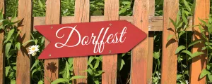 Schild Richtung Dorffest