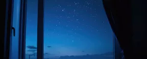 offene Fenster in der Nacht