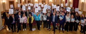 Familienministerin Susanne Raab überreichte gemeinsam mit Gemeindebund-Präsident Johannes Pressl und UNICEF-Geschäftsführer Christoph Jünger im Konzerthaus Klagenfurt die Zertifikate an die Vertreterinnen und Vertreter der neuen familienfreundlichen Gemeinden.