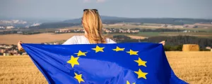 Frau hält eine Europafahne auf ihrem Rücken