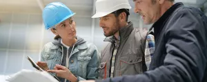 Menschen auf einer Baustelle