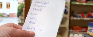 Einkaufzettel mit Einkaufswagen in einem Dorfladen