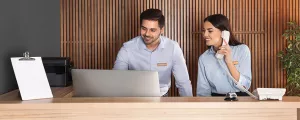 Mann und Frau an einer Hotelrezeption