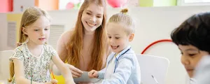Pädagogin mit Kindern