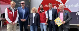 Mit zwei VHS-„Stewards“ vor dem VHS-Mobil: Hannes Mattersdorfer (GSZ), Beate Gfrerer (VHS), LR Daniel Fellner und Bürgermeister Herbert Gaggl.