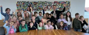 In Eugendorf begrüßen Vizebürgermeisterin Eveline Bayrhamer und Bürgermeister Robert Bimminger, die Kinder und berichten über die Arbeit der Gemeinde.