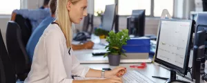 Frau arbeitet an einem Computer