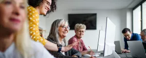 Menschen in einem Computerkurs