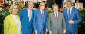 Landeshauptfrau Johanna Mikl-Leitner, Wr. Neustadts Bürgermeister Klaus Schneeberger, Bundespräsident Alexander Van der Bellen, Städtebund-Präsident Michael Ludwig und Bundeskanzler Karl Nehammer 