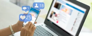 Frau nutzt Social Media