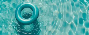 einsamer Schwimmreifen in einem Pool