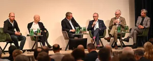 Henrik Henriksson, CEO von H2 Green Steel, Wirtschaftsminister Martin Kocher, Moderator Meinrad Knapp, APG-Vorstandssprecher Gerhard Christiner, Verbund-Vorstandsvorsitzender Michael Strugl und UNIQA-Vorstandvorsitzender Kurt Svoboda.