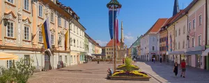 St. Veit an der Glan, Hauptplatz mit Rathaus, Pestsäule und Maibaum
