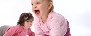 2 Babys spielen